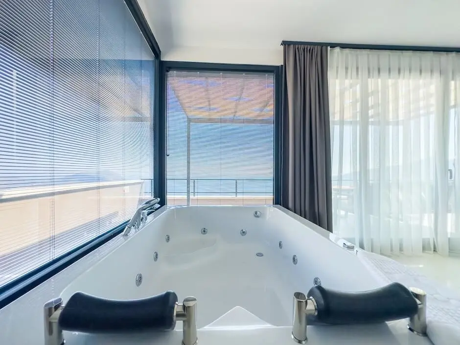 Jacuzzi tub